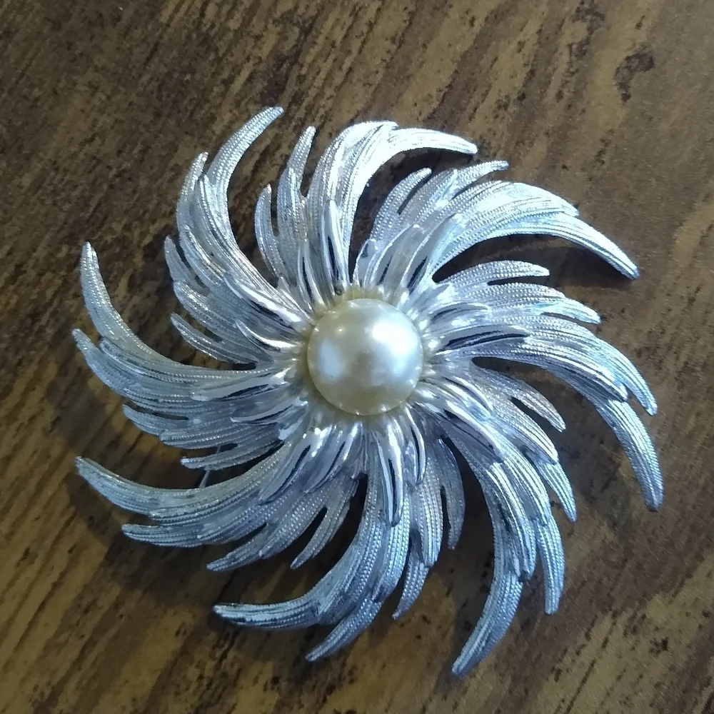 SC Sara Coventry Brooch Set
